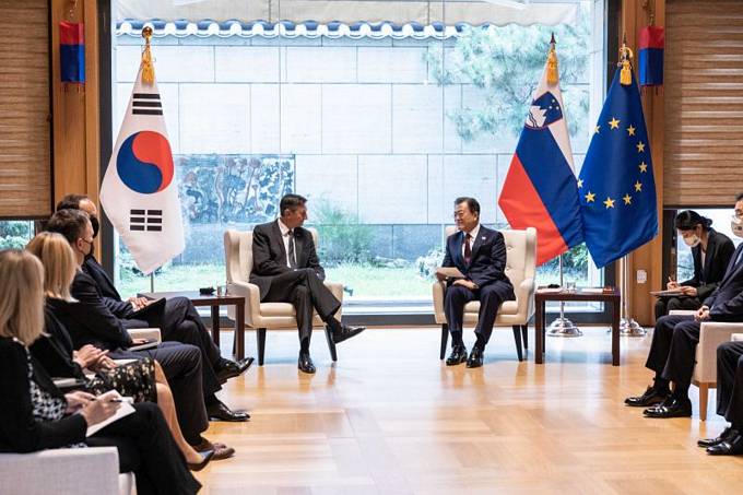 President Pahor and the Korean President Moon exchanged the highest state decorations