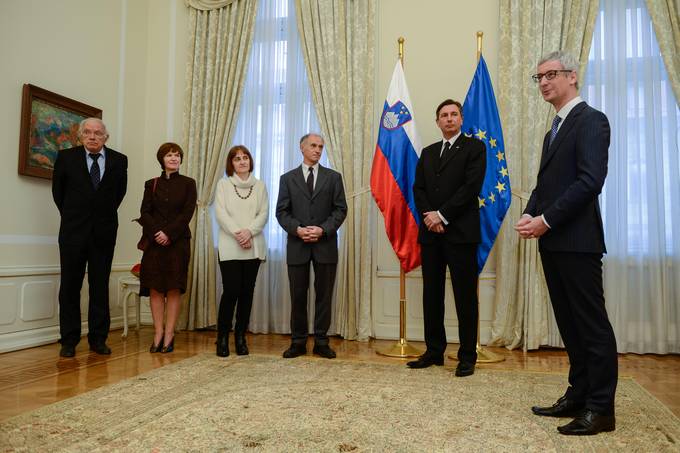 The President of the Republic of Slovenia, Borut Pahor, together with Minister of Education, Science and Sport, Dr Jernej Pikalo, met with researchers Alenka Mertelj, Darja Lisjak, Martin Čopič and Miha Drofenik from the Jožef Stefan Institute, who discovered ferromagnetism in suspensions of magnetic platelets in liquid crystal.