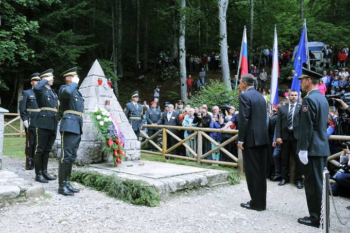 The President of the Republic of Slovenia, Mr Borut Pahor, traditionally attended the memorial ceremony at the Russian Chapel under the Vršič pass where he also laid a wreath.