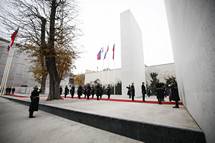 Predsednik Pahor ob dnevu spomina na mrtve položil venec k Spomeniku vsem žrtvam vojn in z vojnami povezanim žrtvam na Kongresnem trgu
