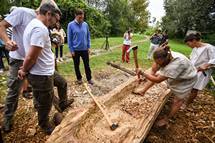 Predsednik republike ob rekonstrukciji rimskodobnega deblaka: »Slovenija je dežela z imenitno kulturno dediščino« 