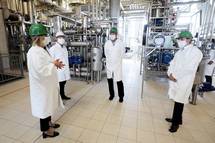 Predsednik Pahor obiskal podjetje Lek v Mengšu, kjer izdelujejo razkuževalno sredstvo, ki ga kot donacijo namenjajo tistim, ki ga potrebujejo