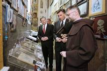 Pred začetkom osrednjega praznovanja ob 200-letnici nastanka Layerjeve podobe brezjanske Marije Pomagaj je predsednik republike obiskal slovensko svetišče Marije Pomagaj na Brezjah