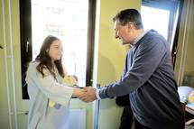 Predsednik republike in gospa Tanja Pečar obiskala prvo deklico, ki se je rodila v letu 2017