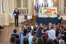 Predsednik Pahor ob mednarodnem dnevu knjig za otroke v Predsedniški palači otrokom priredil živahen sprejem, posvečen Eli Peroci in njeni Muci Copatarici