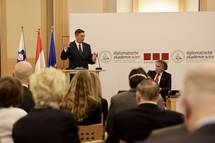 Predsednik Pahor na dunajski Diplomatski akademiji: Potrebno je čimprej doseči prekinitev ognja v Ukrajini, nadaljevati diplomatska pogajanja in najti rešitev po mirni poti.
