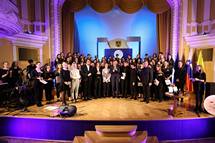 Predsednik Pahor Gimnaziji Celje – Center in ravnatelju Gregorju Deleji vročil jabolko navdiha za »enostavno drugačno šolo, ki spodbuja ustvarjalnost in človeško odličnost«