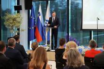 Predsednik Pahor Sindikatu obrti in podjetništva Slovenije vročil ob 70-letnici delovanja vročil Zahvalo predsednika Republike Slovenije: »Verjamem v sindikalizem in sindikalno sodelovanje«