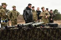 Predsednik Pahor ob obisku Logistične brigade v Pivki: 