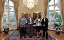 Predsednikova “zastava slavnih” del razstave V čevljih zmagovalcev: Slovenke in Slovenci ter njihovi športni dosežki