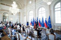 Predsednik republike sprejel obiskovalce ob dnevu odprtih vrat v počastitev državnega praznika vrnitve Primorske k matični domovini