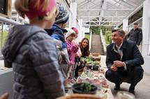 Predsednik Pahor v Kamniku z malčki iz vrtca Antona Medveda o odgovornem ravnanju s hrano