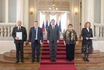 Predsednik Republike Slovenije Borut Pahor je danes na posebni slovesnosti v Predsedniški palači vročil državna odlikovanja