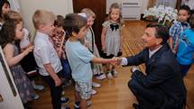 Predsednik Pahor je skupaj z velenjskimi otroki pozval vse, naj mu pošljejo svoje zamisli o dnevu otrok 