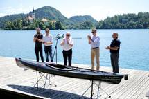 Predsednik Pahor na 66. mednarodni regati na Bledu veslačem predal kajak, ki ga je prejel kot protokolarno darilo