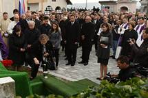Predsednik Pahor se je v Begunjah pri Cerknici udeležil pogrebne maše ter pokopa žrtev iz Krimske jame