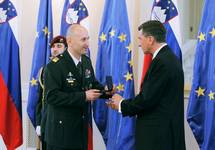 Predsednik republike Borut Pahor novemu generalmajorju ob povišanju simbolno vročil čin in zastavo Republike Slovenije