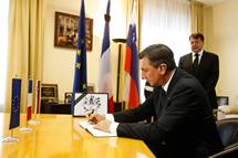 Predsednik Pahor se je vpisal v žalno knjigo, odprto v spomin žrtvam terorističnega napada v Parizu