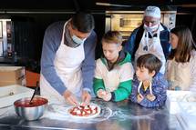 Predsednik republike na dobrodelni peki pic za zdravstvene delavce