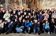 Predsednik Pahor si je v družbi otrok osnovnih in srednjih šol iz Postojne ogledal Postojnsko jamo 