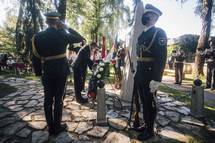 Predsednik Pahor položil venec k spomeniku bazoviškim junakom v Prešernovem gaju v Kranju