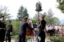 Predsednik Pahor na spominski slovesnosti ob 80. obletnici tragične usmrtitve 59 talcev na bistriškem klancu pri Naklem: »Našim otrokom in vnukom moramo dati vedeti, da obstajajo načini, da se izognemo sovraštvu, ki naposled vodi v vojno«