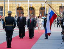 Slovenski in avstrijski predsednik sta se v Kočevju srečala s pripadniki nemško govoreče etnične skupine v Sloveniji 