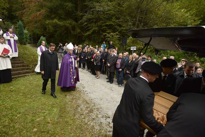 Predsednik Republike Slovenije Borut Pahor se je danes udeležil pietetne slovesnosti pred pričetkom prenosa posmrtnih ostankov iz kostnice Hude Jame v Spominski park Dobrava pri Mariboru.