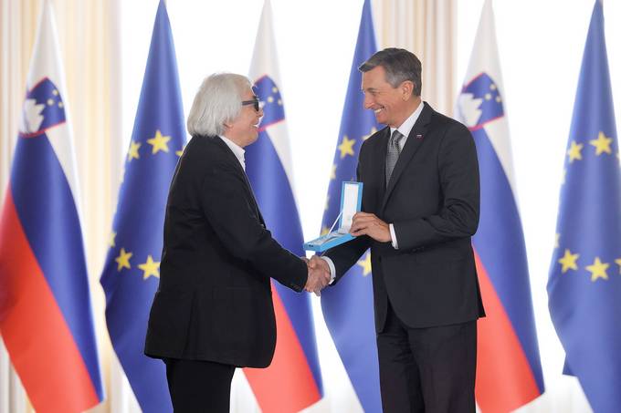 Predsednik Pahor je danes na posebni slovesnosti v Predsedniški palači vročil državna odlikovanja - Leskovar
