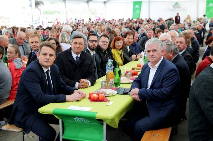 Predsednik Republike Slovenije Borut Pahor se je danes popoldan pred Slomškovo domačijo na Slomu udeležil slavnostne akademije, ki je potekala ob 19. vseslovenskem srečanju kmetov na Ponikvi in Slomu