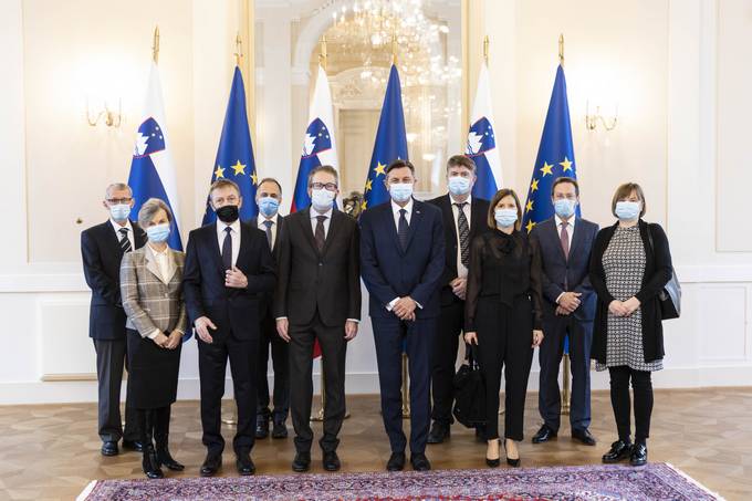 Predsednik Pahor je ob letošnji 30. obletnici samostojnosti RS in ob 30. obletnici sprejetja Ustave RS priredil svečano kosilo za sodnice in sodnike Ustavnega sodišča RS
