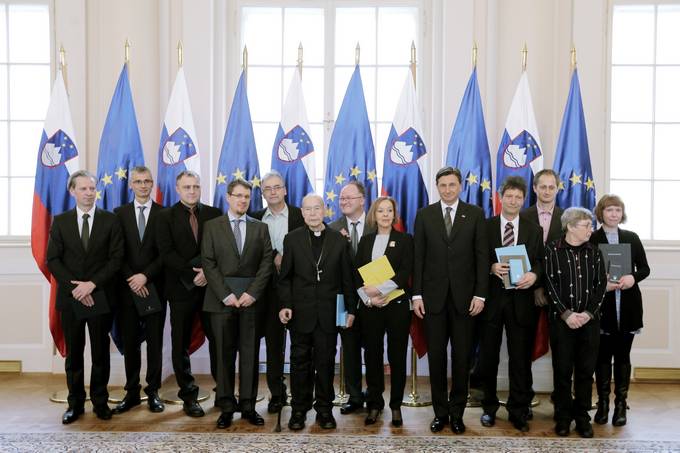 Predsednik republike na posebni slovesnosti v Predsedniški palači vročil državna odlikovanja zlati red za zasluge, red za zasluge in medaljo za zasluge
