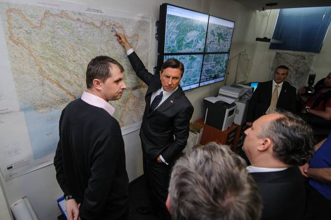 Predsedniku Republike Borutu Pahorju sta namestnik ministra za varnost Bosne in Hercegovine Mladen Ćavar ter vodja Operativno-komunikacijskega centra Samir Agić predstavila obseg škode in načrte za sanacijo poplavljenih območij.