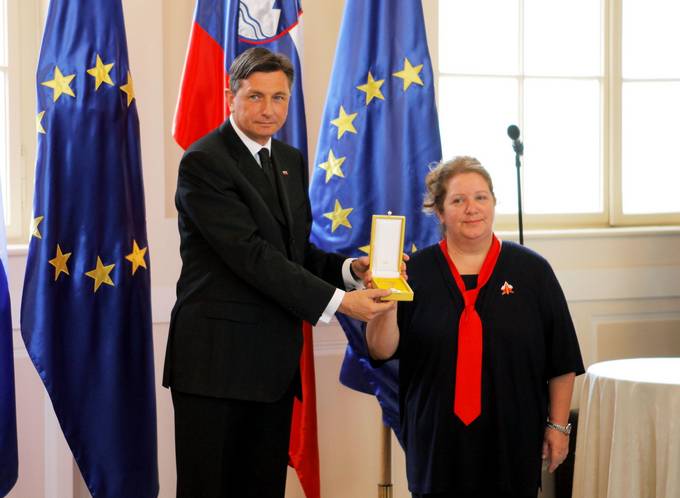 Ljubljana – Predsednik republike Borut Pahor je danes na prireditvi ob dnevu upora proti okupatorju v Predsedniški palači, podelil odlikovanje Tržaškemu partizanskemu pevskemu zboru Pinko Tomažič.