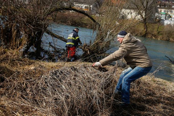 Predsednik republike se je udeležil delovne akcije čiščenja brežin reke Krke