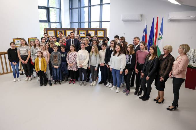 Predsednik Pahor se je srečal z učenci dvojezične slovensko madžarske Osnovne šole Dobrovnik, ki so mu ob dnevu zemlje predstavili okoljevarstveni projekt "Kreativne okoljevarstvene opozorilne table"