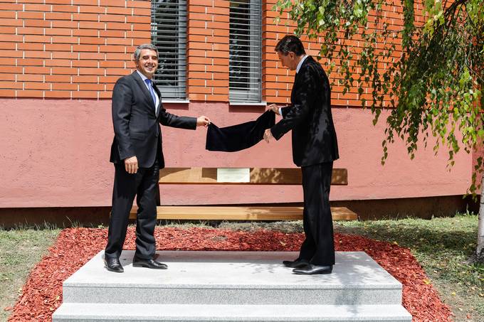 Predsednik Republike Slovenije Borut Pahor in predsednik Republike Bolgarije Rosen Plevneliev odkrila klop prijateljstva