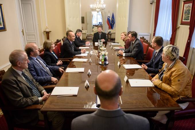 Predsednik Pahor je v času svojega mandata vzpostavil reden dialog s Komisijo Vlade Republike Slovenije za reševanje vprašanj prikritih grobišč. Tokratno srečanje je bilo že četrto srečanje predsednika republike s člani komisije.