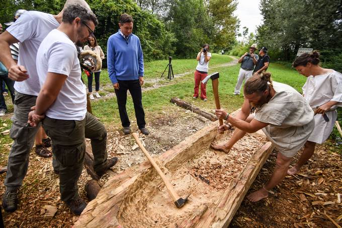 Predsednik republike si je ogledal rekonstrukcijo rimskodobnega deblaka