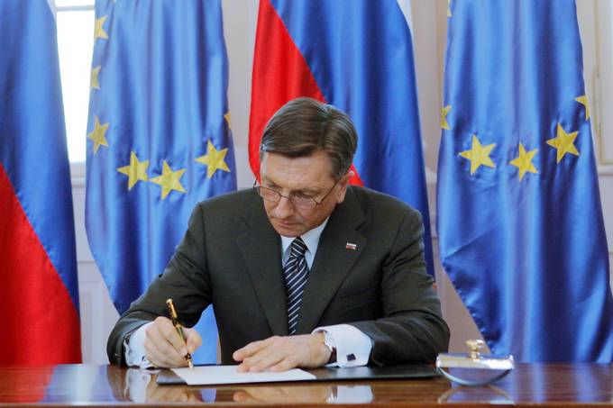 Predsednik republike Borut Pahor je danes podpisal odlok o razpisu volitev poslancev iz Republike Slovenije v Evropski parlament