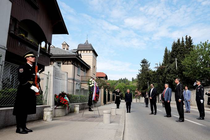 Predsednik Pahor je v počastitev državnega praznika dneva upora proti okupatorju položil venec k spomeniku OF v Rožni dolini