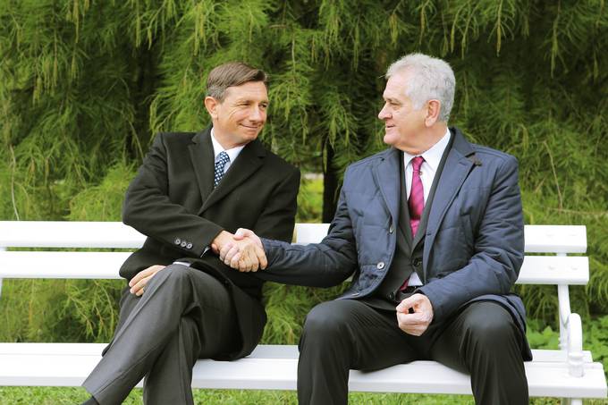 V spomin na srečanje v Ljubljani v parku Tivoli sta predsednika Pahor in Nikolić odkrila 'klop miru', obeležje, ki bo trajno spominjalo na dobre odnose med državama in obiskovalcem ljubljanskega parka Tivoli ponujalo mesto za počitek, postanek in razmislek.