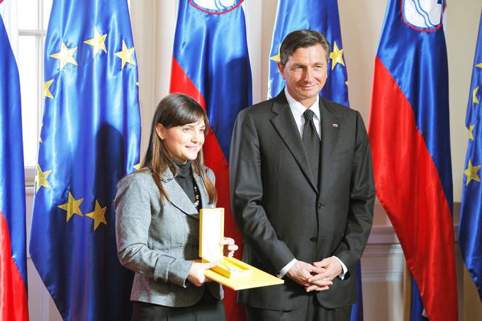 Predsednik Republike Slovenije Borut Pahor je v okviru 50. obletnice ustanovitve Avtonomne dežele Furlanije Julijske krajine vročil odlikovanje zlati red za zasluge Debori Serracchiani za prispevek k poglabljanju slovensko-italijanskega sodelovanja na dvostranski in regionalni ravni ter za podporo razvoju slovenske manjšine v Italiji kot elementa zbliževanja med državama