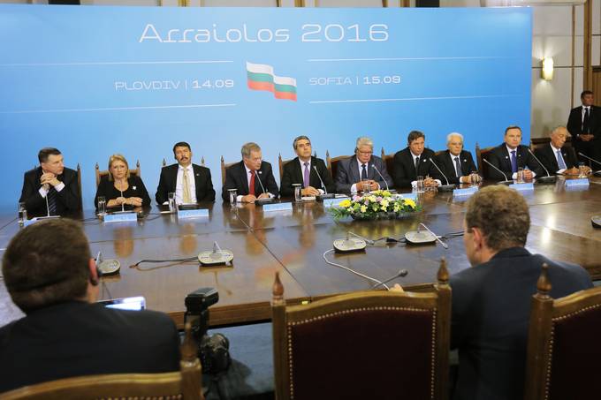 Predsednik Republike Slovenije Borut Pahor danes zaključuje obisk v Bolgariji, kjer se je udeležil srečanja desetih predsednikov držav, ki ga gosti predsednik Republike Bolgarije Rosen Plevneliev.