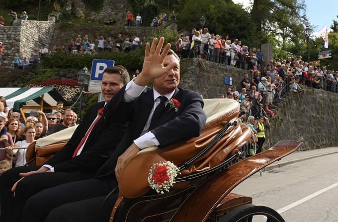 Predsednik republike na jubilejni povorki narodnih noš ob 50-letnici festivala Dnevi narodnih noš in oblačilne dediščine v Kamniku