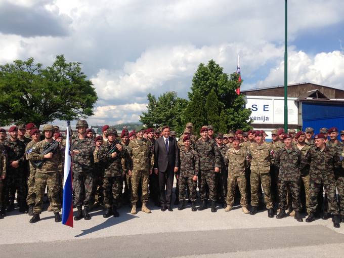 Predsednik Pahor je uradni obisk v Bosni in Hercegovini sklenil v bazi Euforja, kjer se je srečal s slovenskimi vojaki in poveljniki mednarodnih enot v Bosni in Hercegovini, s poveljnikom Euforja generalmajorjem Dieterjem Heideckerjem in poveljnikom sil Nato v BiH brigadirjem Merlom D. Hartom