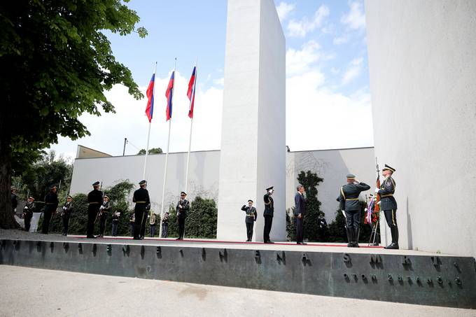 Pred sprejemom je predsednik republike položil venec k Spomeniku vsem žrtvam vojn in z vojnami povezanim žrtvam na Kongresnem trgu v Ljubljani. Na spominsko slovesnost s položitvijo venca je predsednik republike povabil tudi svojce padlih pripadnikov Teritorialne obrambe Republike Slovenije, Ministrstva za notranje zadeve in civilnih žrtev ter ranjenih v vojni za Slovenijo