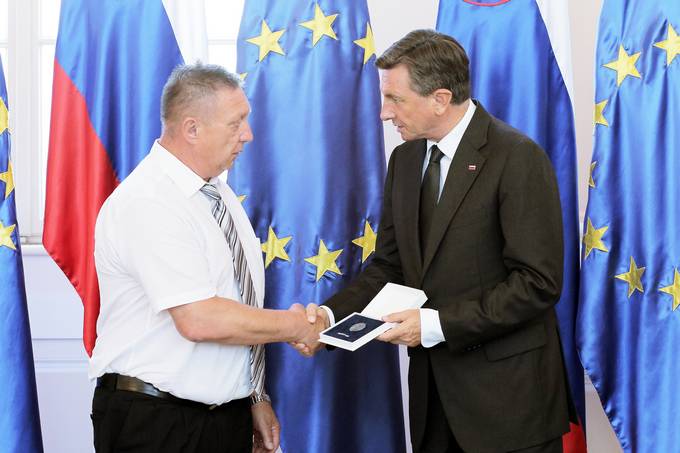 Predsednik Republike Slovenije Borut Pahor je na slovesnosti ob dnevu državnosti v Predsedniški palači vročil državno odlikovanje častni znak svobode Republike Slovenije Miranu Ringu