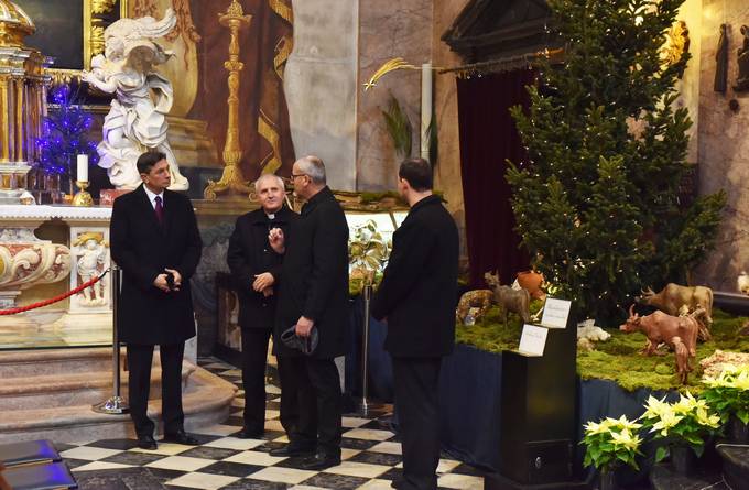 Predsednik Republike Slovenije Borut Pahor si je danes dopoldne ogledal jaslice, ki so jih ob Božiču postavili v ljubljanski stolnici.