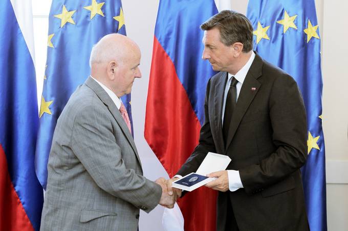 Predsednik Republike Slovenije Borut Pahor je na slovesnosti ob dnevu državnosti v Predsedniški palači vročil državno odlikovanje častni znak svobode Republike Slovenije Maksimiljanu Brezniku